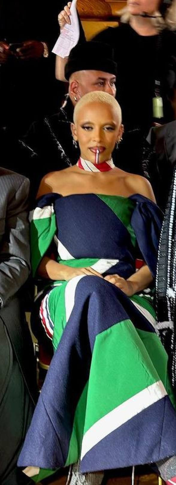 Trong Tuần lễ thời trang Paris vào tháng 10/2022, Doja Cat có mặt ở buổi trình diễn của Thom Browne trong trang phục chiếc váy sọc nhiều màu. Lần này, Doja Cat cạo đầu và nhuộm màu vàng kim.