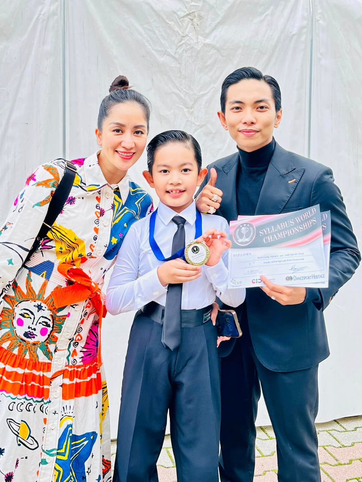 Gia đình Khánh Thi, Phan Hiển không thể bay từ Đức về Việt Nam.