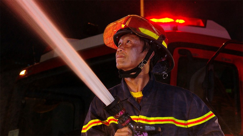 Trung tá Nguyễn Chí Thành trong một trận chữa cháy cứu nạn, cứu hộ. Ảnh: THIỆN HỢP Trung tá Nguyễn Chí Thành trong một trận chữa cháy cứu nạn, cứu hộ. Ảnh: THIỆN HỢP