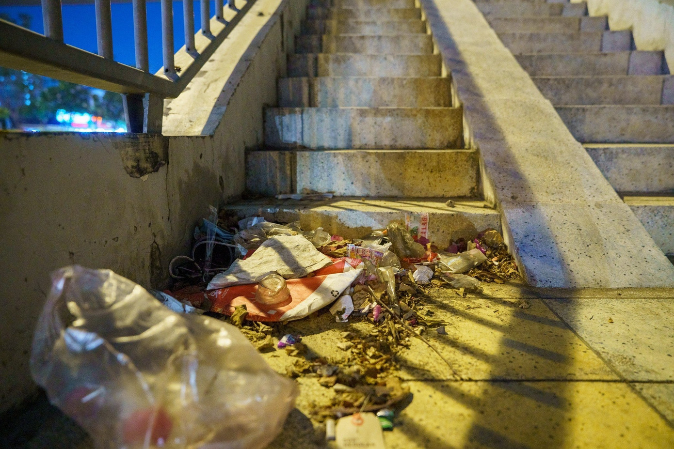 Giúp đảm bảo an toàn cho người dân khi qua đường cũng như hạn chế cản trở giao thông, nhưng cầu vượt bộ hành vẫn chưa phải là lựa chọn hấp dẫn với người dân. Dưới chân các cây cầu thường xuất hiện nhiều rác thải gây mất mỹ quan. Giúp đảm bảo an toàn cho người dân khi qua đường cũng như hạn chế cản trở giao thông, nhưng cầu vượt bộ hành vẫn chưa phải là lựa chọn hấp dẫn với người dân. Dưới chân các cây cầu thường xuất hiện nhiều rác thải gây mất mỹ quan.