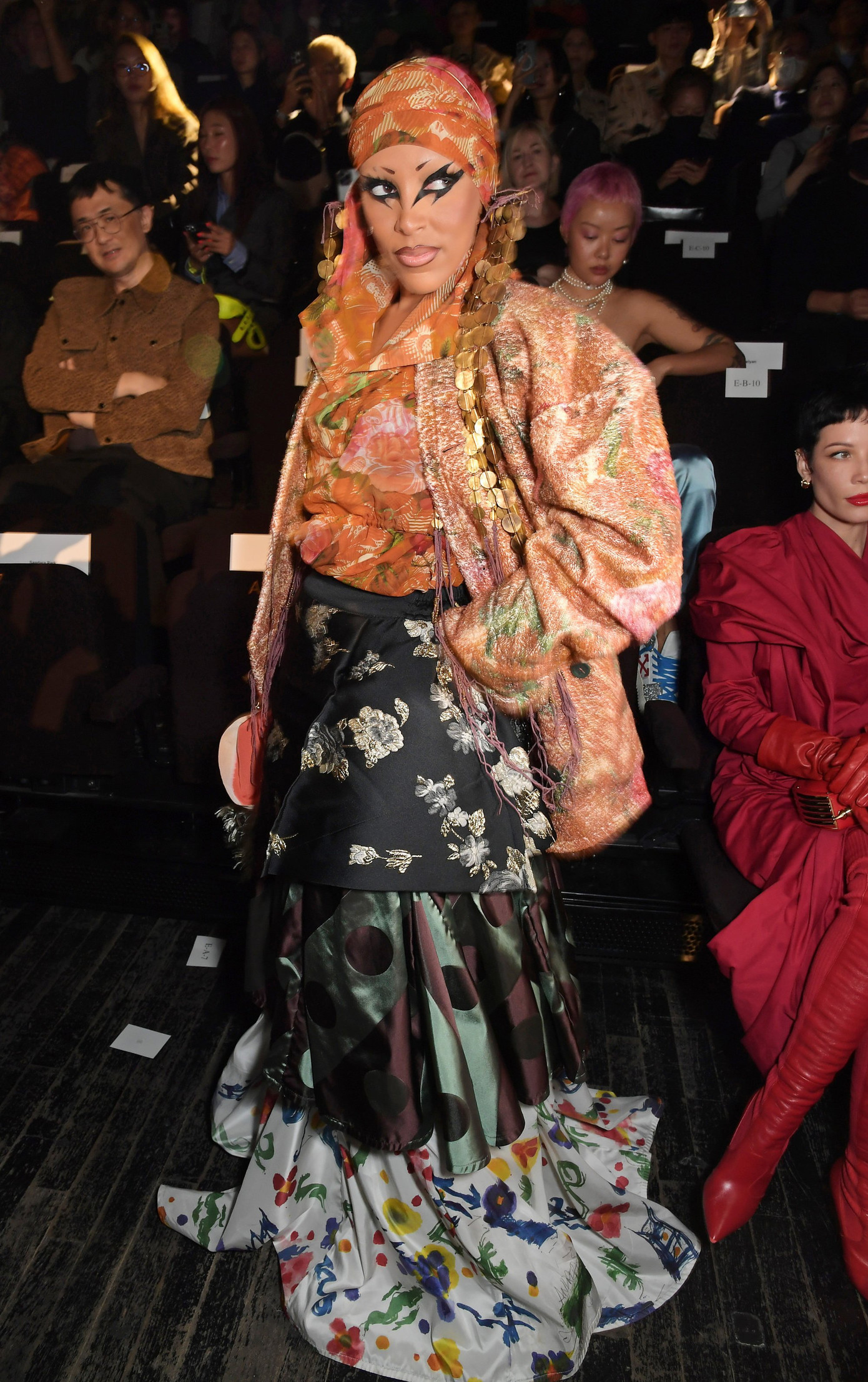 Cùng tuần đó, Doja Cat xuất hiện tại buổi trình diễn trang phục nữ Vivienne Westwood với chiếc váy nhiều tầng lớp màu sặc sỡ cùng tấm khăn trùm đầu. Đây là kiểu phong cách nhiều màu sắc của Doja Cat.