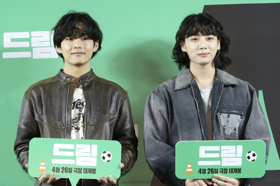 Jungkook, V tại sự kiện ra mắt phim Dream.