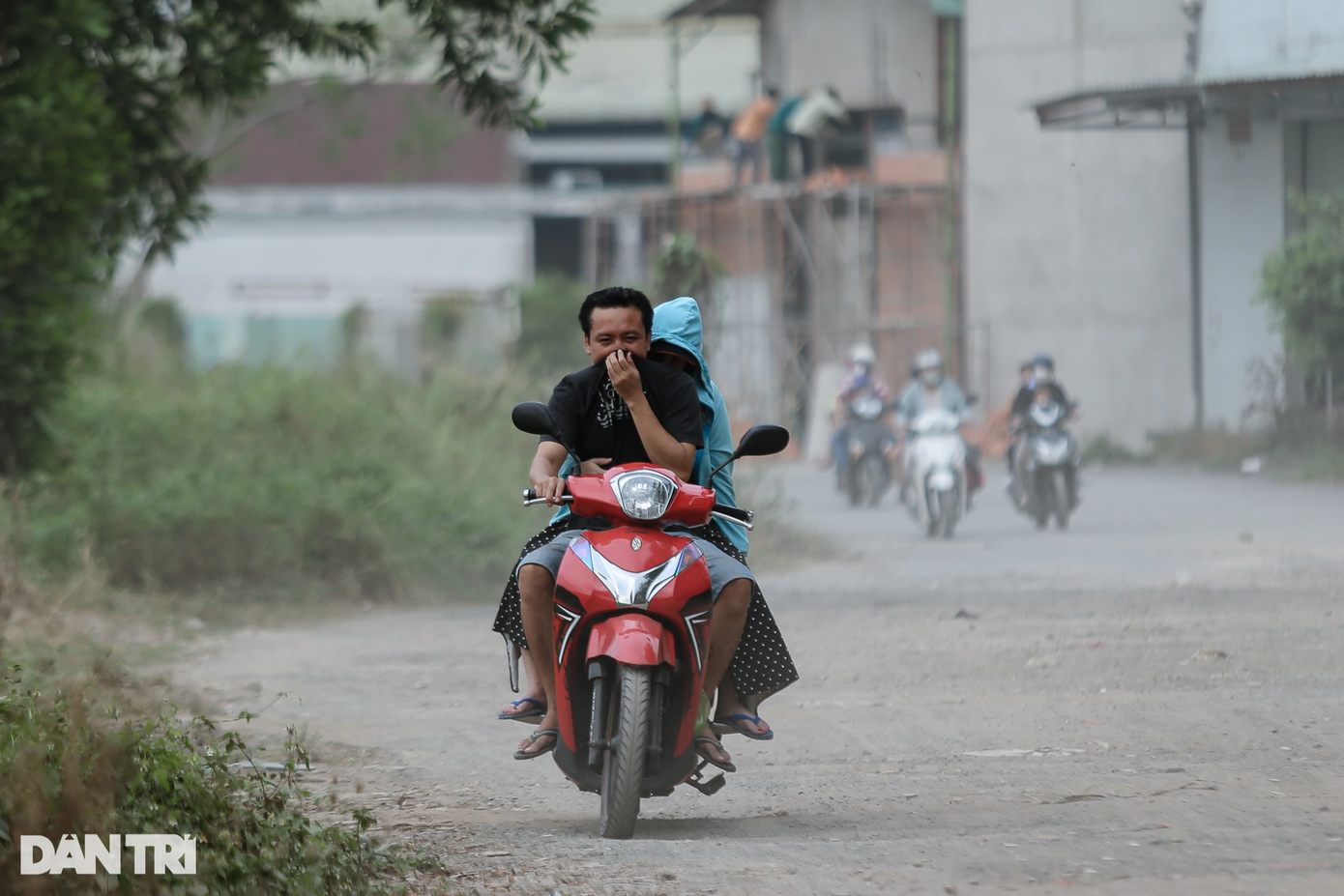 Tuyến đường dân sinh ven kênh Tham Lương (đoạn qua địa bàn quận Gò Vấp) khói bụi mịt mù vì không được trải nhựa, việc đi lại của người dân gặp nhiều khó khăn. Tuyến đường dân sinh ven kênh Tham Lương (đoạn qua địa bàn quận Gò Vấp) khói bụi mịt mù vì không được trải nhựa, việc đi lại của người dân gặp nhiều khó khăn.