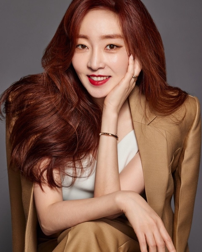 Jeong Yoon Jung bị đuổi việc vì chửi thề trên sóng trực tiếp.