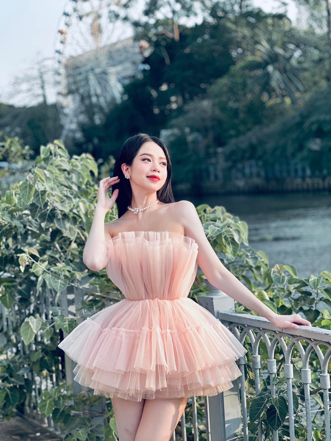 Nói về những món quà Valentine đáng nhớ nhất, Thanh Thủy cho biết đó là những thỏi socola do người bạn thân của cô tự làm. Khi được hỏi rằng liệu có khi nào vì là Hoa hậu Việt Nam, nên cô sẽ ít nhận được quà hơn vì nhiều chàng trai không dám tặng, Thanh Thủy đáp: &quot;Cũng có thể là như vậy. Tuy nhiên, nếu ai đó dám tặng, thì tôi dám nhận&quot;.