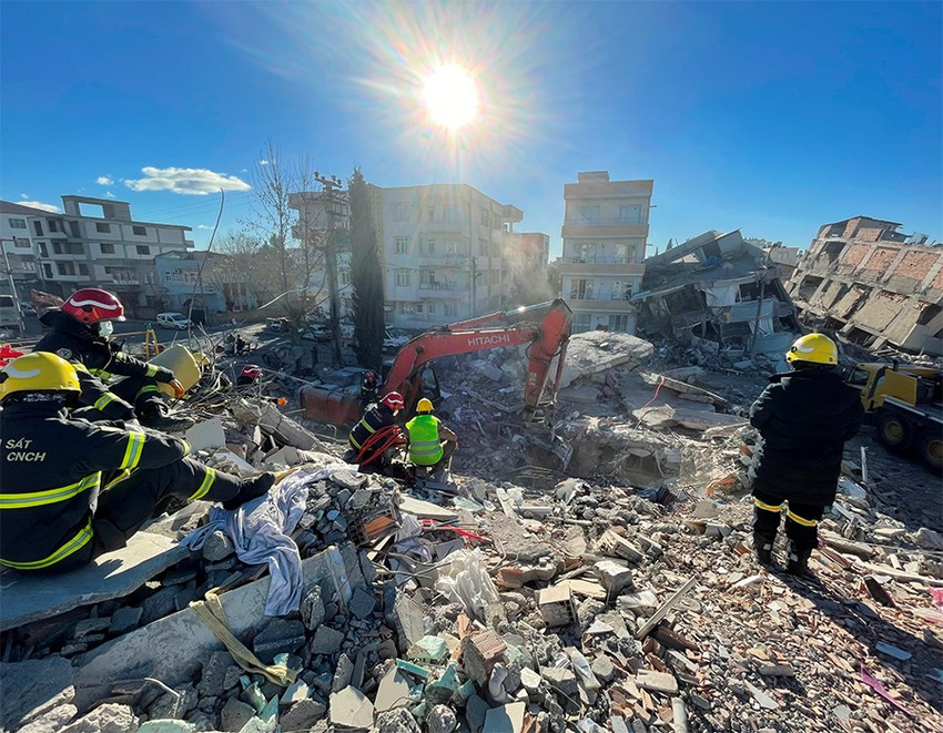 Trung tá Nguyễn Chí Thành và đồng đội khảo sát mức độ sụp đổ của các tòa nhà ở Thổ Nhĩ Kỳ để tiến hành cứu nạn. Ảnh: Nhân vật cung cấp Trung tá Nguyễn Chí Thành và đồng đội khảo sát mức độ sụp đổ của các tòa nhà ở Thổ Nhĩ Kỳ để tiến hành cứu nạn. Ảnh: Nhân vật cung cấp