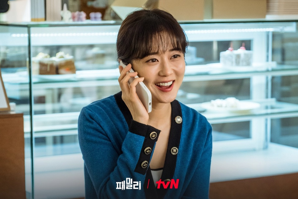 Ngày 18/4, Wikitree đăng tải loạt ảnh quảng bá cho phim Family: The Unbreakable Bond - dự án mới của tvN có Jang Nara đảm nhận vai nữ chính. Ngay lập tức, nhan sắc của Jang Nara trở thành chủ đề bàn tán của khán giả.
