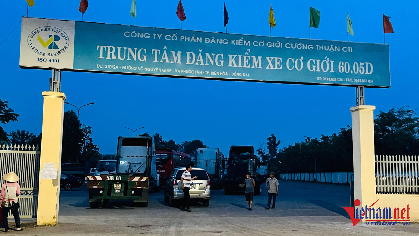 Từ 5h30, hàng trăm phương tiện xếp hàng chờ đăng kiểm tại Trung tâm đăng kiểm 6005D. Ảnh: H.A Từ 5h30, hàng trăm phương tiện xếp hàng chờ đăng kiểm tại Trung tâm đăng kiểm 6005D. Ảnh: H.A