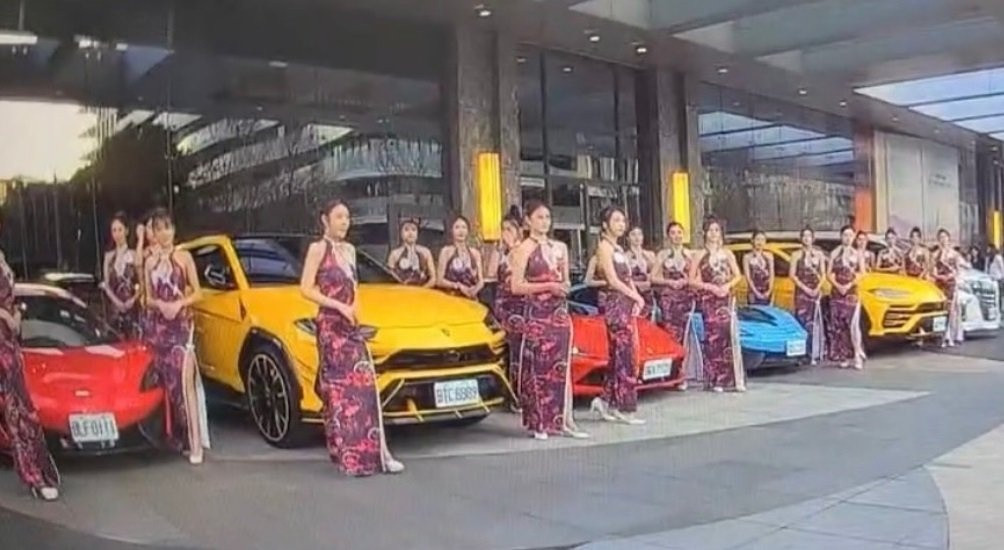 Vụ 170 cô gái phục vụ tiệc rượu cho đại gia, xã hội đen, nhận được nhiều sự quan tâm. Vụ 170 cô gái phục vụ tiệc rượu cho đại gia, xã hội đen, nhận được nhiều sự quan tâm.