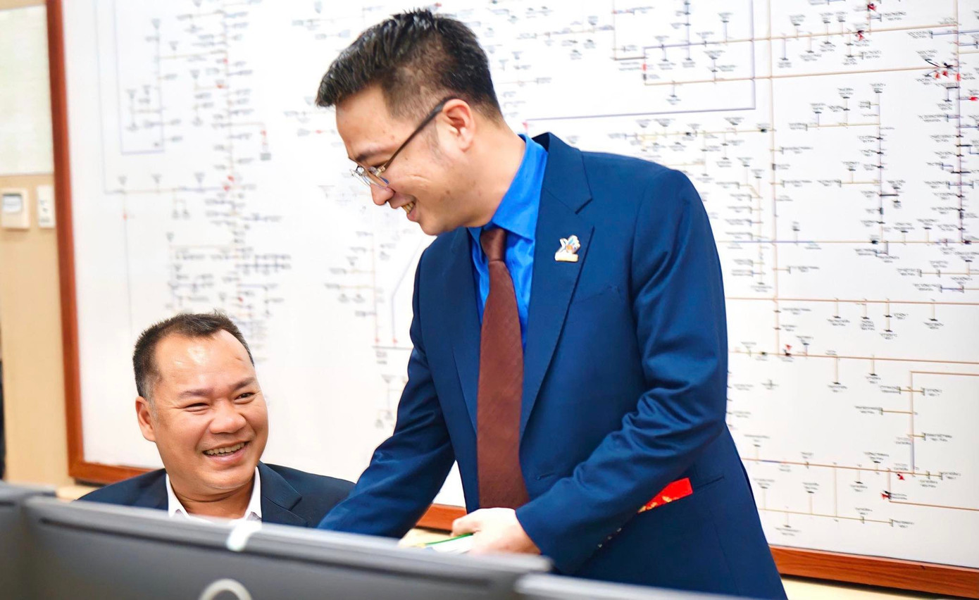 Đồng chí Bí thư Ban Chấp hành Trung ương Đoàn đánh giá cao sự nỗ lực, cố gắng khắc phục khó khăn và chúc mừng những kết quả của Công ty TNHH MTV Điện lực Hải Phòng. Đồng chí Bí thư Ban Chấp hành Trung ương Đoàn đánh giá cao sự nỗ lực, cố gắng khắc phục khó khăn và chúc mừng những kết quả của Công ty TNHH MTV Điện lực Hải Phòng.