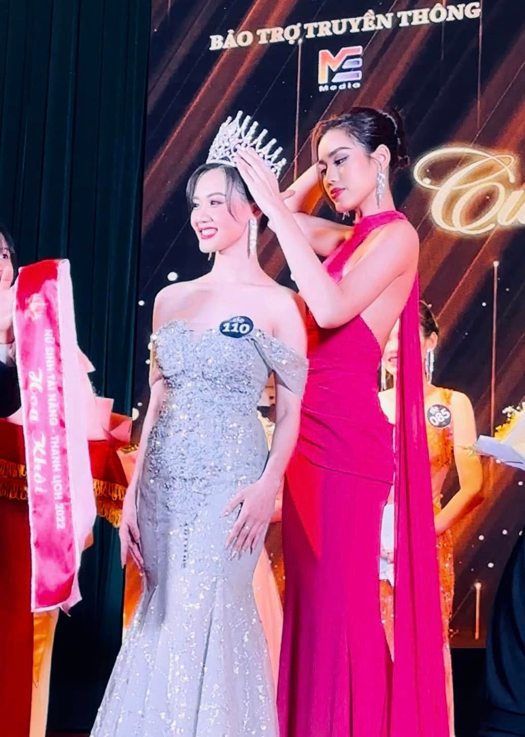 Đỗ Thị Hà tháo ghim kẹp tóc của mình để kẹp giữ vương miện cho Hoa khôi Đại học Công nghiệp. Ảnh: Ngô Bá Lục. Đỗ Thị Hà tháo ghim kẹp tóc của mình để kẹp giữ vương miện cho Hoa khôi Đại học Công nghiệp. Ảnh: Ngô Bá Lục.