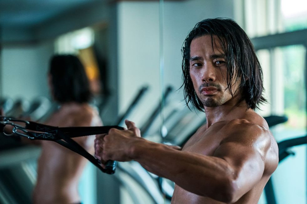 Mỗi khi thức dậy, Scott Ly uống một ly cà phê không đường và không ăn thêm gì. Sau đó, anh bắt đầu các bài tập giãn cơ giúp máu trong cơ thể lưu thông tốt. Nam diễn viên chú trọng nâng tạ từ nặng đến nhẹ. Cuối cùng, anh kết thúc buổi tập bằng việc tập cơ bụng.