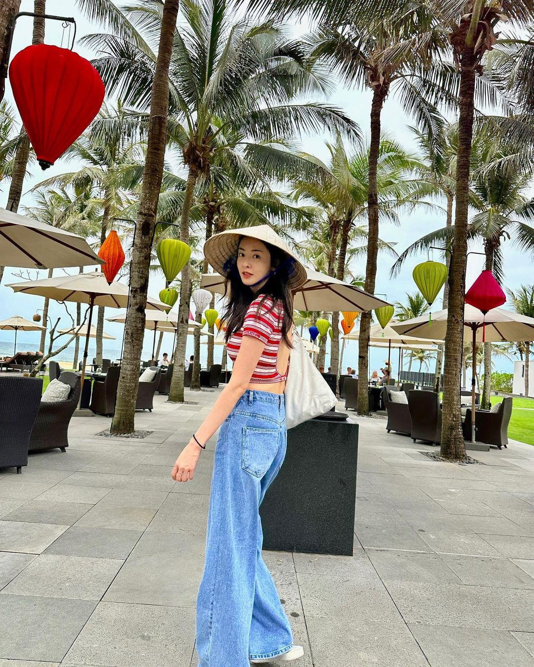 Lee Da Hee xinh đẹp bên nón lá. Lee Da Hee xinh đẹp bên nón lá.