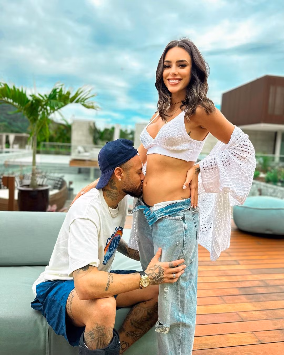 Neymar và bạn gái Biancardi đón tin vui.