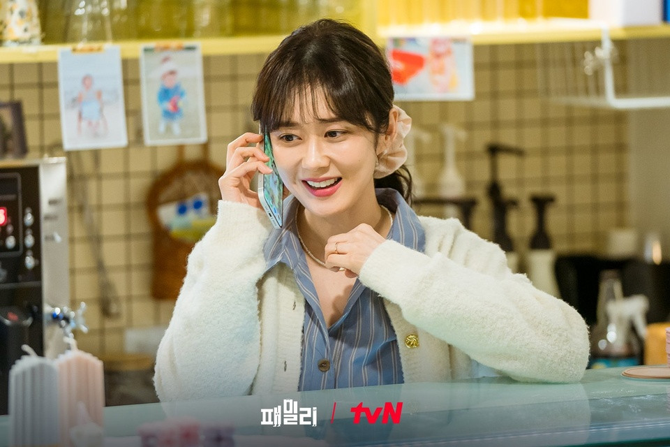 Family: The Unbreakable Bond là dự án đầu tiên của Jang Nara kể từ sau khi cô kết hôn với bạn trai kém 6 tuổi vào năm 2022. Family: The Unbreakable Bond xoay quanh câu chuyện gia đình của một mật vụ NIS giả danh nhân viên văn phòng Kwon Do Hoon (Jang Hyuk thủ vai) với cô vợ là Kang Yu Ra do Jang Nara đóng, người luôn mong muốn cuộc hôn nhân yên bình. Bộ phim lên sóng tvN vào 17/4.