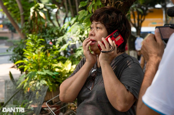 Bà Thư liên tục nghe cuộc gọi từ người thân hỏi thăm các con bà có xảy ra chuyện gì không Ảnh: Quang Ninh. Bà Thư liên tục nghe cuộc gọi từ người thân hỏi thăm các con bà có xảy ra chuyện gì không Ảnh: Quang Ninh.