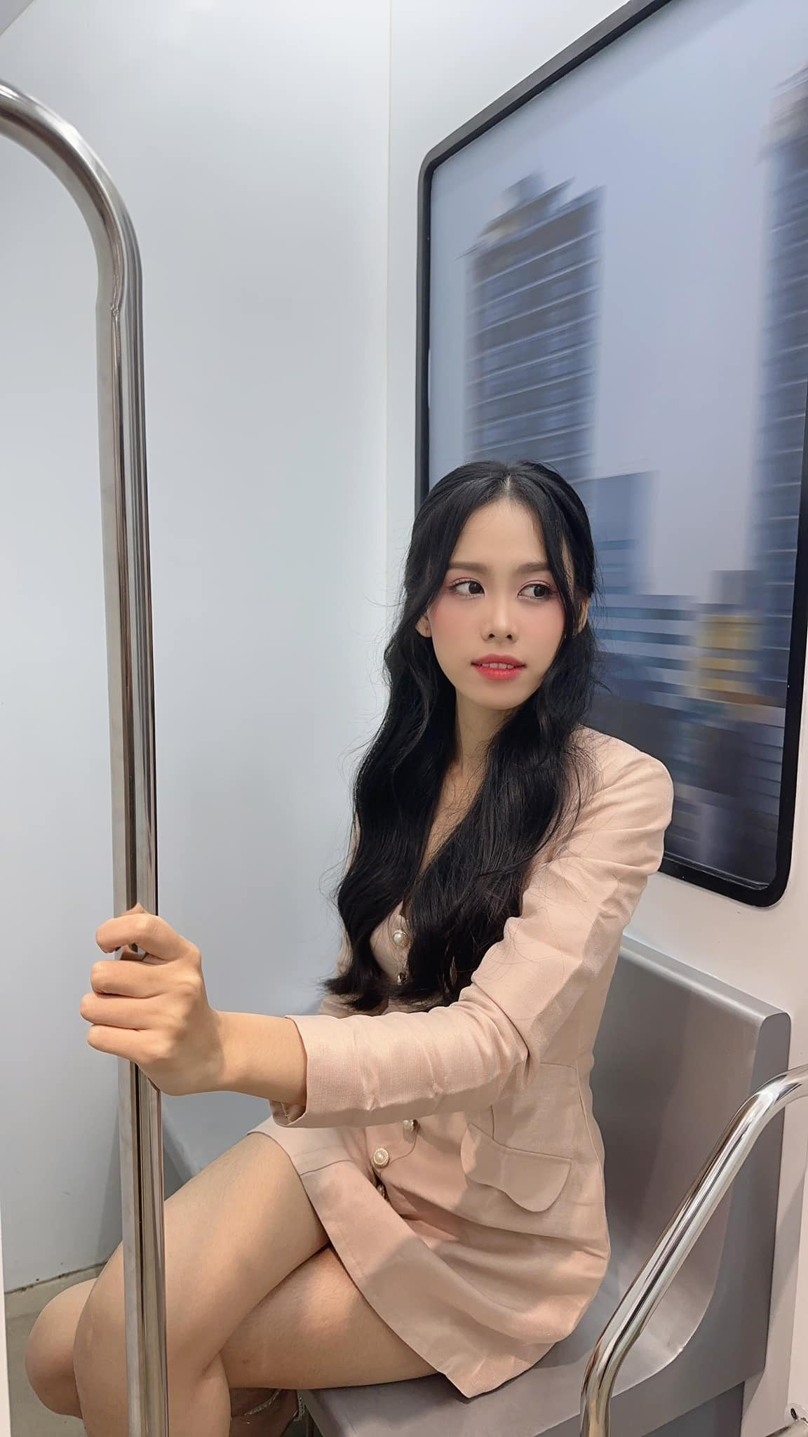 Ngọc Hằng bày tỏ: &quot;Tôi đã độc thân 19 năm nay nên đã quen với cảm giác này rồi. Tuy nhiên, tôi vẫn hưởng ứng không khí Valentine. Có nhiều năm, tôi tự mua quà tặng mình. Cũng có năm, tôi nhận được quà bí mật từ những người thầm thương trộm nhớ mình. Cảm giác rất vui&quot;.