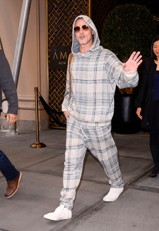 Một trong những hình ảnh trẻ trung nhất của Brad Pitt khi anh bước ra ngoài khách sạn ở New York hồi tháng 11/2022. Đây là thời điểm nam diễn viên bị bắt gặp hẹn hò với Ines de Ramon, 29 tuổi, vợ cũ của Paul Wesley. Nhiều khán giả cho rằng có thể vì yêu bạn gái kém nhiều tuổi, Brad Pitt dần trở nên trẻ trung hơn để phù hợp với nửa kia. Một trong những hình ảnh trẻ trung nhất của Brad Pitt khi anh bước ra ngoài khách sạn ở New York hồi tháng 11/2022. Đây là thời điểm nam diễn viên bị bắt gặp hẹn hò với Ines de Ramon, 29 tuổi, vợ cũ của Paul Wesley. Nhiều khán giả cho rằng có thể vì yêu bạn gái kém nhiều tuổi, Brad Pitt dần trở nên trẻ trung hơn để phù hợp với nửa kia.