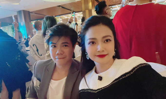 Đinh Mạnh Ninh, Phúc Bồ, Việt Max... là những người bạn thân của Hà Lê. Nhiều người miêu tả đám cưới của nam rapper giống một live show ca nhạc theo yêu cầu vì hầu hết nghệ sĩ đều biểu diễn để chúc phúc tới nhân vật chính.