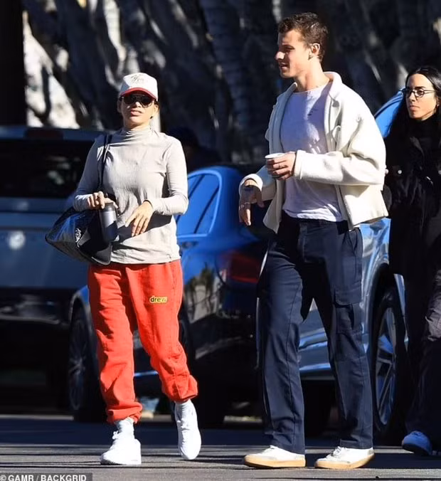 Shawn Mendes và bác sĩ Jocelyne Miranda cùng nhau đi dạo ở Los Angeles. Ảnh: Daily Mail.