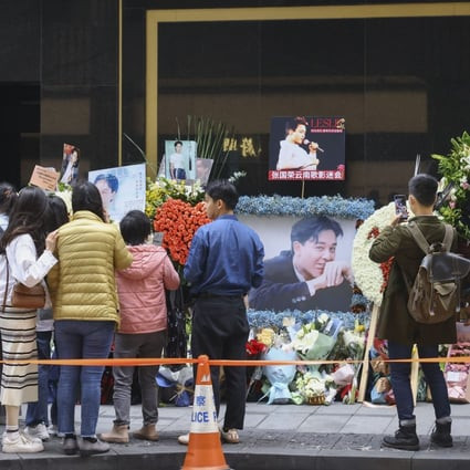Hàng nghìn người có mặt ở khách sạn để tưởng nhớ Trương Quốc Vinh. Ảnh: SCMP.