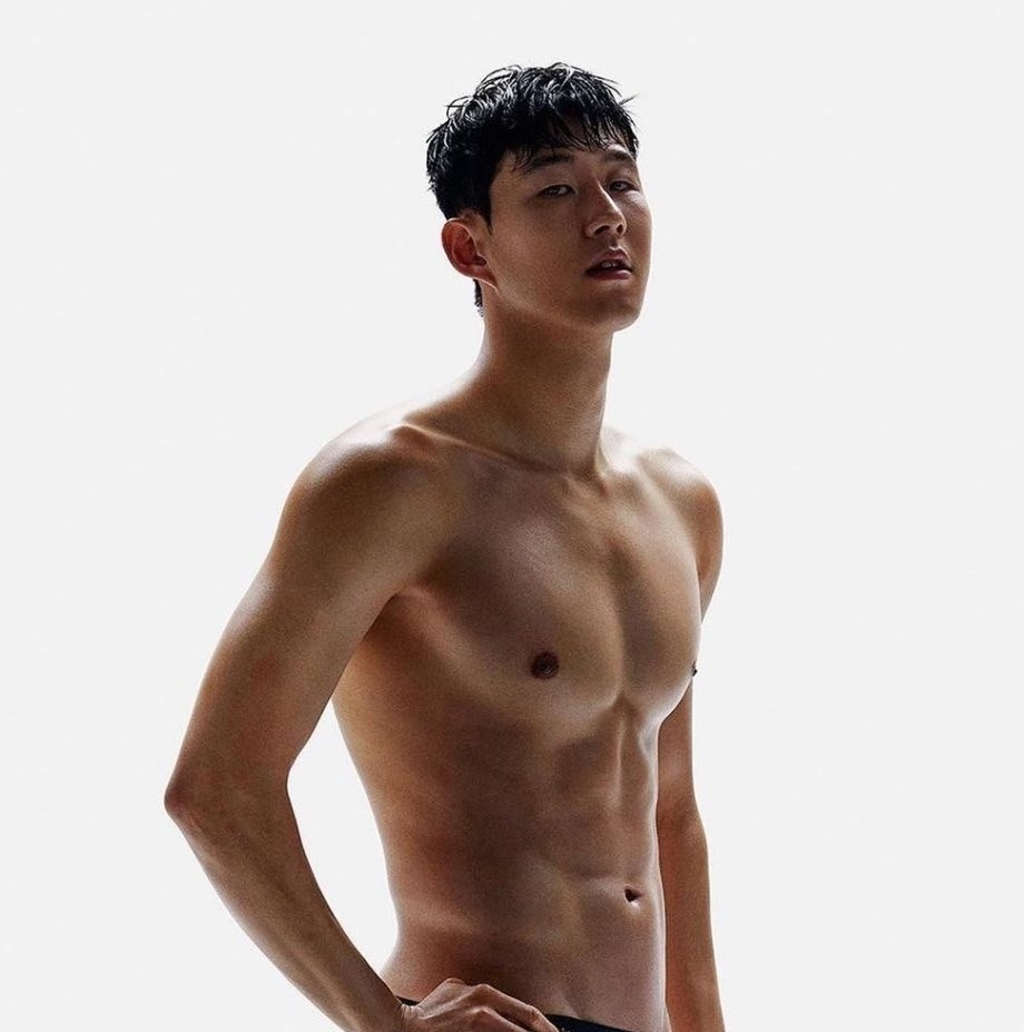 Son Heung Min từng chia sẻ căn nhà của anh có đầy đủ hồ bơi, phòng tập gym. Với nam cầu thủ, tập luyện như một phần của cuộc sống. Anh xếp lịch trình tập luyện thành một trong những việc buộc phải làm mỗi ngày. Son Heung Min từng chia sẻ căn nhà của anh có đầy đủ hồ bơi, phòng tập gym. Với nam cầu thủ, tập luyện như một phần của cuộc sống. Anh xếp lịch trình tập luyện thành một trong những việc buộc phải làm mỗi ngày.