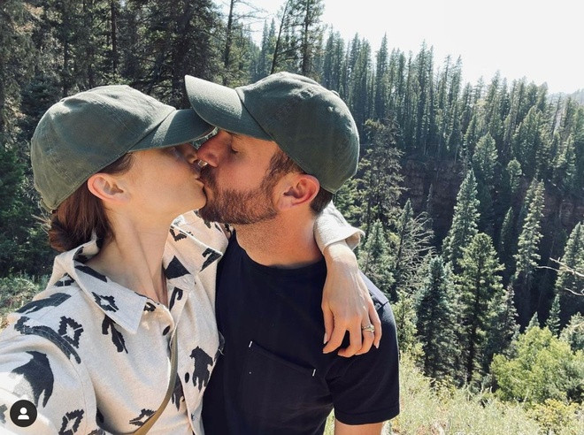 Ảnh trăng mật của vợ chồng Lily Collins. Ảnh trăng mật của vợ chồng Lily Collins.