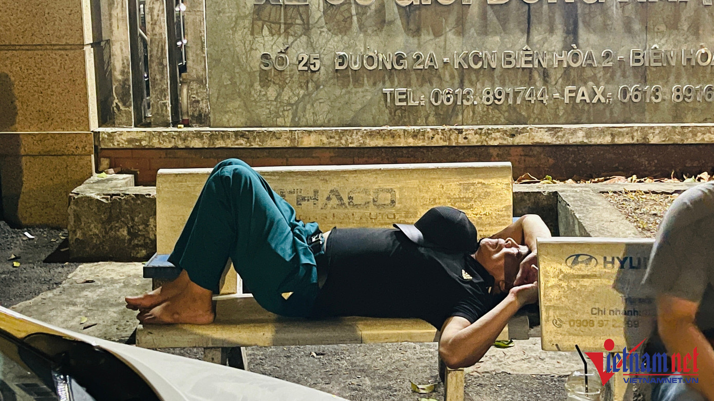 Tài xế mệt mỏi, nằm chợp mắt để chờ đến lượt đăng kiểm trong sáng 17/4. Ảnh: H.A Tài xế mệt mỏi, nằm chợp mắt để chờ đến lượt đăng kiểm trong sáng 17/4. Ảnh: H.A
