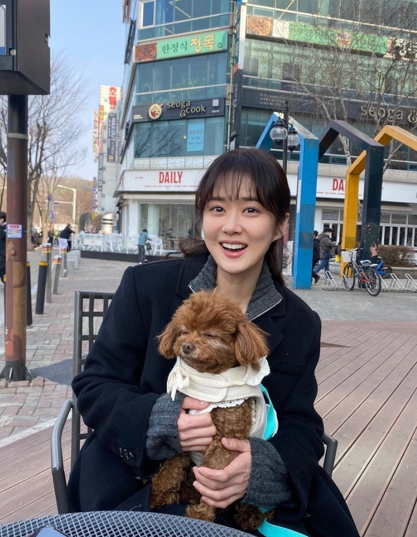 Trên trang cá nhân, Jang Nara chăm chỉ cập nhật hình ảnh về cuộc sống thường ngày. Nữ diễn viên thể hiện bản thân có lối sống lành mạnh, tích cực. Cô thích cắm hoa, đi chơi cùng thú cưng. Nhiều người nhận xét ở tuổi 42, Jang Nara có cuộc sống trong mơ. Yếu tố tinh thần là một trong những lý do giúp cô luôn duy trì phong độ của &quot;người đẹp không tuổi&quot;.