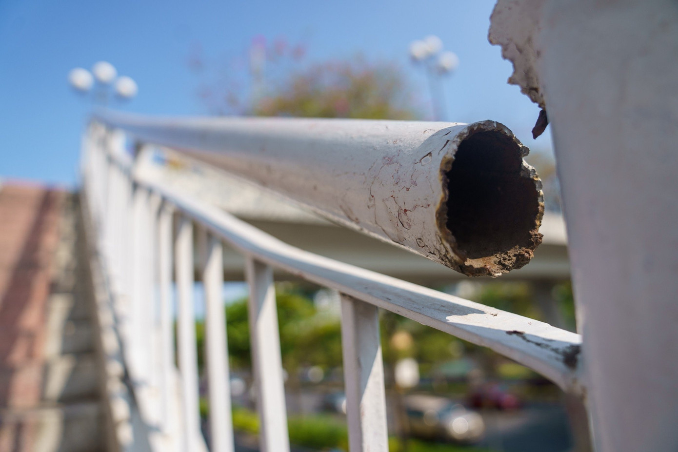 Cầu thang lên cầu bị gỉ sét, hoai mục, lối đi trên cầu cũng không có mái che. Thanh Thương, sinh viên ĐH Công nghệ TP.HCM cho biết mỗi ngày đều phải qua đường để đón xe buýt từ trường về nhà. Tuy vậy, cầu vượt lại nằm cách xa trường, trong khi trạm xe buýt lại nằm ngay đối diện trường. "Qua đường bằng cầu vượt mất thêm nhiều thời gian, nếu cầu được xây gần trường hơn thì sẽ được nhiều sinh viên lựa chọn”, Thanh Thương nói. Cầu thang lên cầu bị gỉ sét, hoai mục, lối đi trên cầu cũng không có mái che. Thanh Thương, sinh viên ĐH Công nghệ TP.HCM cho biết mỗi ngày đều phải qua đường để đón xe buýt từ trường về nhà. Tuy vậy, cầu vượt lại nằm cách xa trường, trong khi trạm xe buýt lại nằm ngay đối diện trường. "Qua đường bằng cầu vượt mất thêm nhiều thời gian, nếu cầu được xây gần trường hơn thì sẽ được nhiều sinh viên lựa chọn”, Thanh Thương nói.