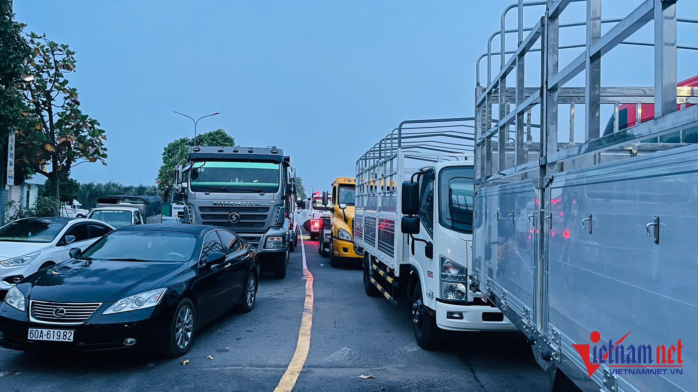 Các phương tiện xếp thành nhiều hàng dài tại sân Trung tâm đăng kiểm 6005D. Ảnh: H.A Các phương tiện xếp thành nhiều hàng dài tại sân Trung tâm đăng kiểm 6005D. Ảnh: H.A