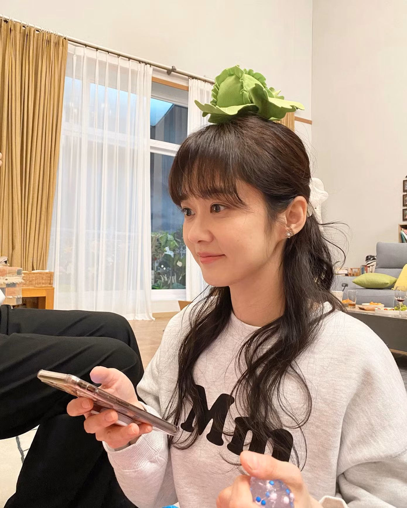 Jang Nara cho biết chồng cô là người nấu ăn ngon, thông cảm và yêu thương vợ. Tại lễ cưới, Jang Nara không để lộ danh tính bạn trai. Tuy nhiên, theo chia sẻ của khách mời, chồng nữ diễn viên là chàng trai ưa nhìn, trẻ trung.