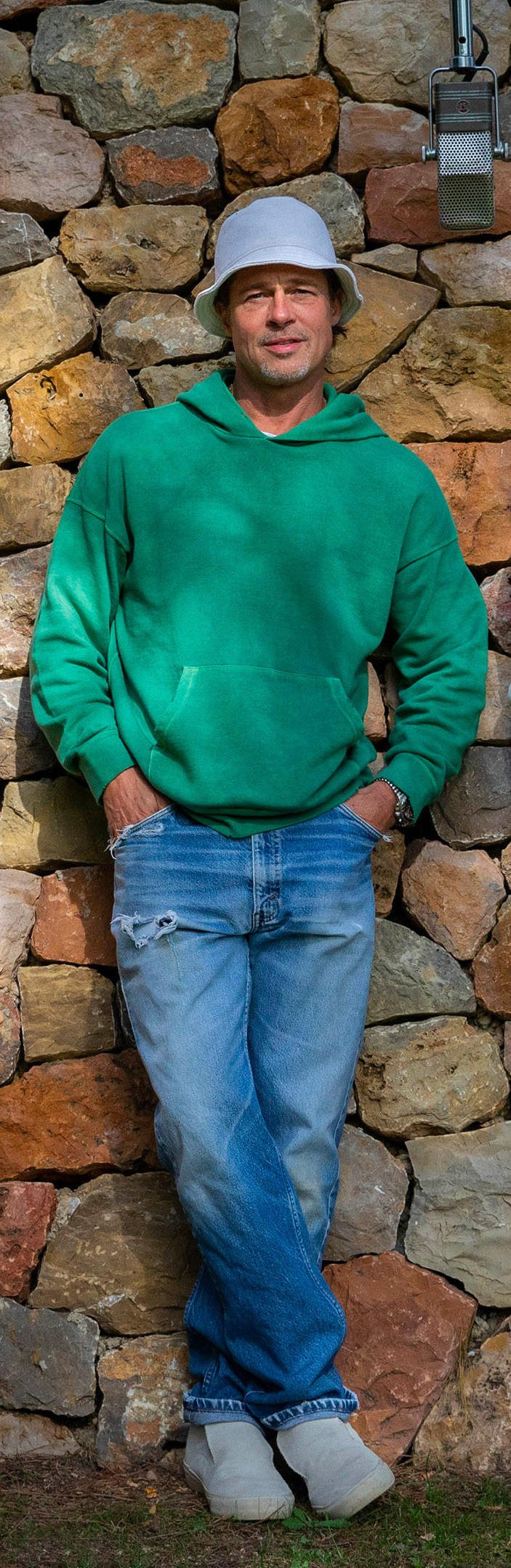 Theo SCMP, thời gian gần đây, bên cạnh phong cách lịch lãm thường thấy, Brad Pitt bắt đầu biến hóa gu thời trang của mình nhiều hơn. Nam diễn viên được nhận xét trẻ trung, "lão hóa ngược" khi diện những bộ đồ phá cách, nhiều màu. Vào tháng 2, khi rời trường quay phim Wolves ở thành phố New York, Brad Pitt mặc bộ đồ gồm áo hoodie màu xanh lá cùng quần jeans kết hợp với giày slip-on đã giúp Brad Pitt có vẻ ngoài khỏe khoắn, năng động. Theo SCMP, thời gian gần đây, bên cạnh phong cách lịch lãm thường thấy, Brad Pitt bắt đầu biến hóa gu thời trang của mình nhiều hơn. Nam diễn viên được nhận xét trẻ trung, "lão hóa ngược" khi diện những bộ đồ phá cách, nhiều màu. Vào tháng 2, khi rời trường quay phim Wolves ở thành phố New York, Brad Pitt mặc bộ đồ gồm áo hoodie màu xanh lá cùng quần jeans kết hợp với giày slip-on đã giúp Brad Pitt có vẻ ngoài khỏe khoắn, năng động.