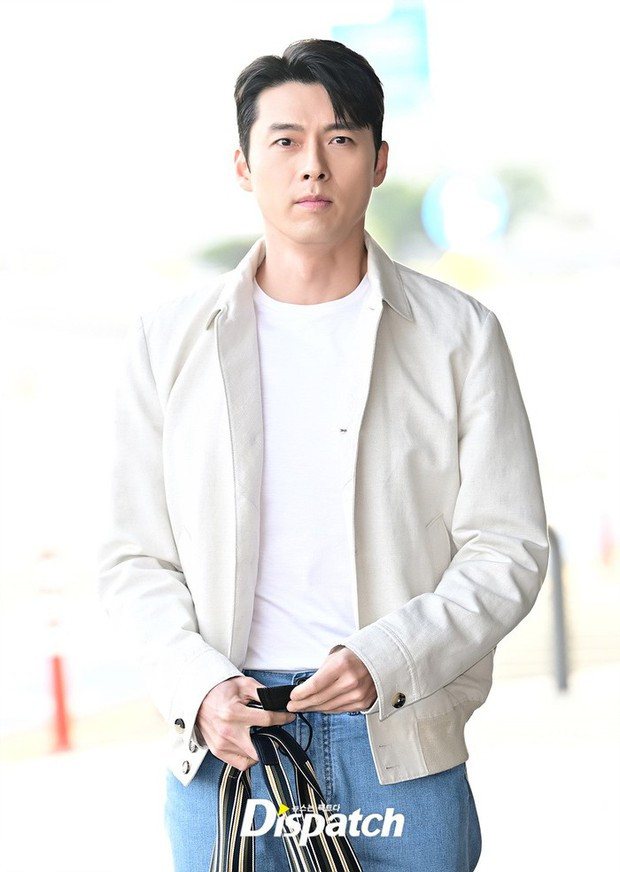 Hyun Bin diện trang phục đơn giản ở sân bay. Nam diễn viên mặc áo khoác mỏng màu ghi cùng quần jeans xanh. Chồng Son Ye Jin nhận nhiều lời khen của khán giả về vẻ ngoài phong trần, điển trai. Hyun Bin diện trang phục đơn giản ở sân bay. Nam diễn viên mặc áo khoác mỏng màu ghi cùng quần jeans xanh. Chồng Son Ye Jin nhận nhiều lời khen của khán giả về vẻ ngoài phong trần, điển trai.