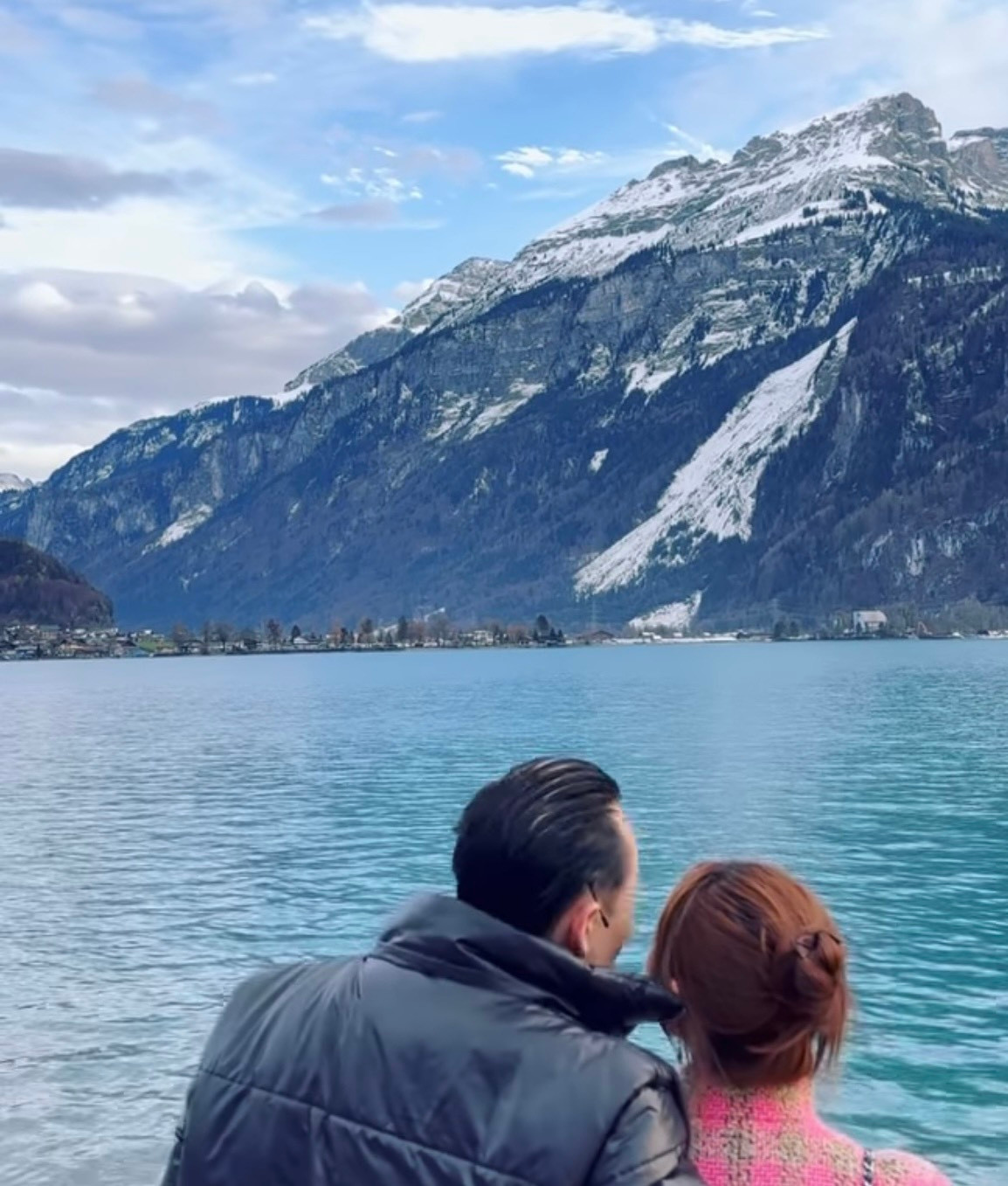 Trên Instagram cá nhân, Châu Bùi đăng loạt ảnh chụp cùng Binz kèm dòng trạng thái: "Miêu tả một điều khiến mình cảm thấy may mắn trong những năm vừa qua: Thương yêu và được yêu thương rất nhiều". Kể từ khi công khai chuyện tình cảm với Binz, Châu Bùi luôn thể hiện cô đang được sống trong những tháng ngày hạnh phúc nhất bên nửa kia. Bên cạnh thời gian dành cho công việc, người mẫu sinh năm 1997 tận dụng mọi khoảnh khắc để được ở bên người yêu. Trên Instagram cá nhân, Châu Bùi đăng loạt ảnh chụp cùng Binz kèm dòng trạng thái: "Miêu tả một điều khiến mình cảm thấy may mắn trong những năm vừa qua: Thương yêu và được yêu thương rất nhiều". Kể từ khi công khai chuyện tình cảm với Binz, Châu Bùi luôn thể hiện cô đang được sống trong những tháng ngày hạnh phúc nhất bên nửa kia. Bên cạnh thời gian dành cho công việc, người mẫu sinh năm 1997 tận dụng mọi khoảnh khắc để được ở bên người yêu.