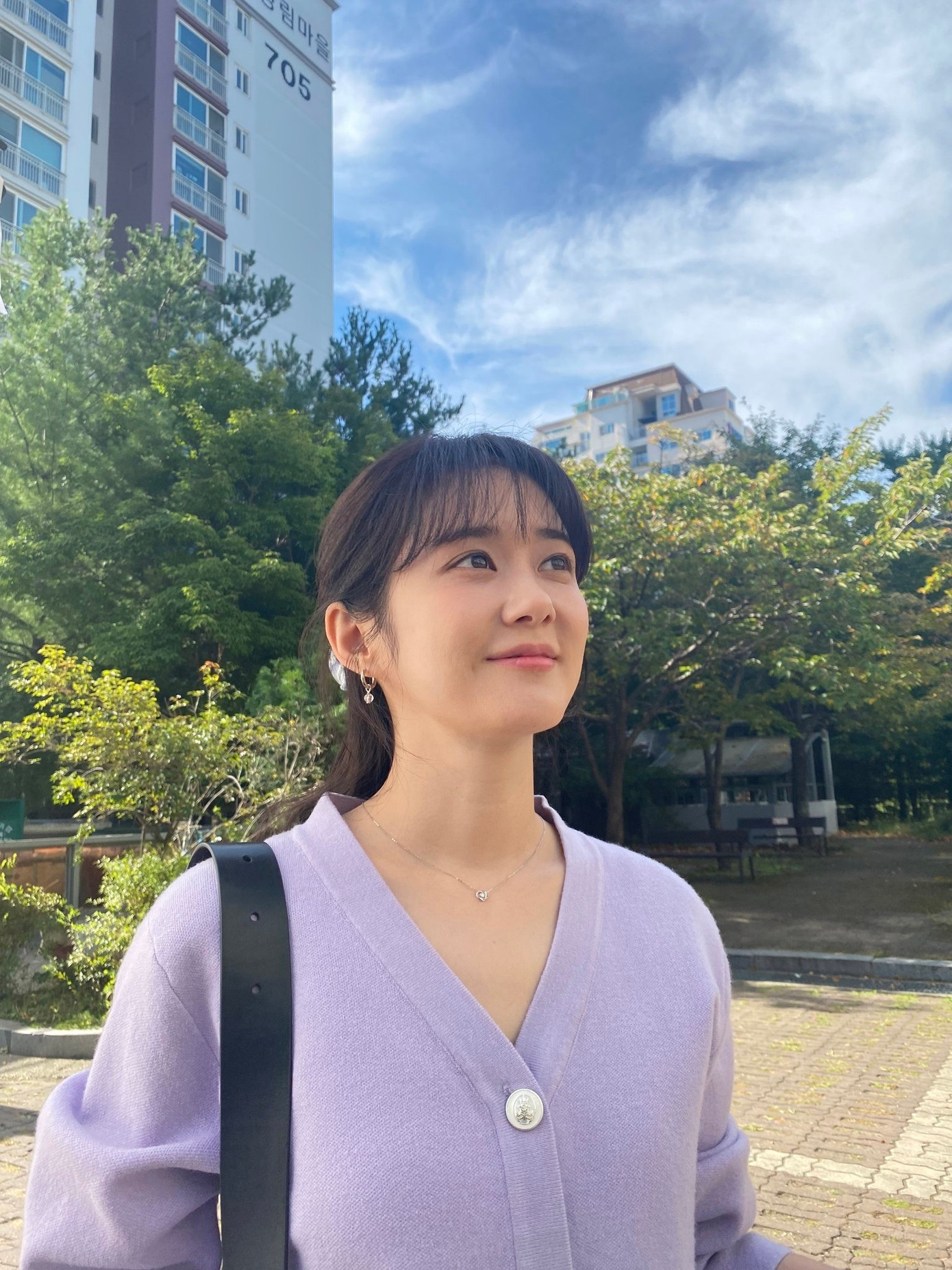 Jang Nara cho biết chồng cô là người nấu ăn ngon, thông cảm và yêu thương vợ. Tại lễ cưới, Jang Nara không để lộ danh tính bạn trai. Tuy nhiên, theo chia sẻ của khách mời, chồng nữ diễn viên là chàng trai ưa nhìn, trẻ trung.