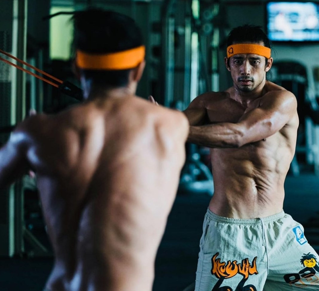 Ngoài việc tập thể dục đều đặn, Scott Ly cắt giảm khẩu phần ăn. Nam diễn viên chỉ ăn cá ngừ đóng hộp, rau bina và trứng. Thỉnh thoảng, anh ăn một phần nhỏ gà nướng. Trong hành trình 4 tháng, Scott Ly luôn phải cố gắng duy trì suy nghĩ rằng không được đi lệch mục tiêu đã đề ra. Nam diễn viên cho rằng mỗi khi đặt ra một cái đích nào cần tới, mỗi người nên tập trung huấn luyện bộ não của chính mình.