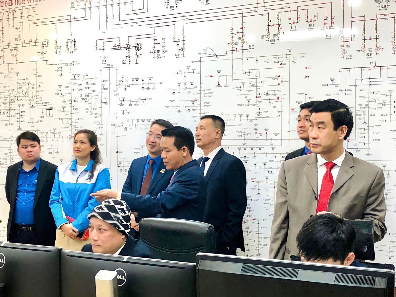 Đồng chí Bí thư Ban Chấp hành Trung ương Đoàn đánh giá cao sự nỗ lực, cố gắng khắc phục khó khăn và chúc mừng những kết quả của Công ty TNHH MTV Điện lực Hải Phòng. Đồng chí Bí thư Ban Chấp hành Trung ương Đoàn đánh giá cao sự nỗ lực, cố gắng khắc phục khó khăn và chúc mừng những kết quả của Công ty TNHH MTV Điện lực Hải Phòng.