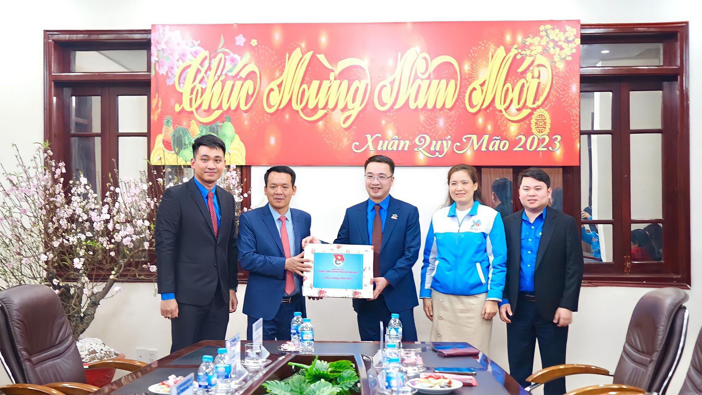 Đồng chí Nguyễn Tường Lâm thăm, tặng quà tết công ty TNHH MTV Điện lực Hải Phòng. Đồng chí Nguyễn Tường Lâm thăm, tặng quà tết công ty TNHH MTV Điện lực Hải Phòng.