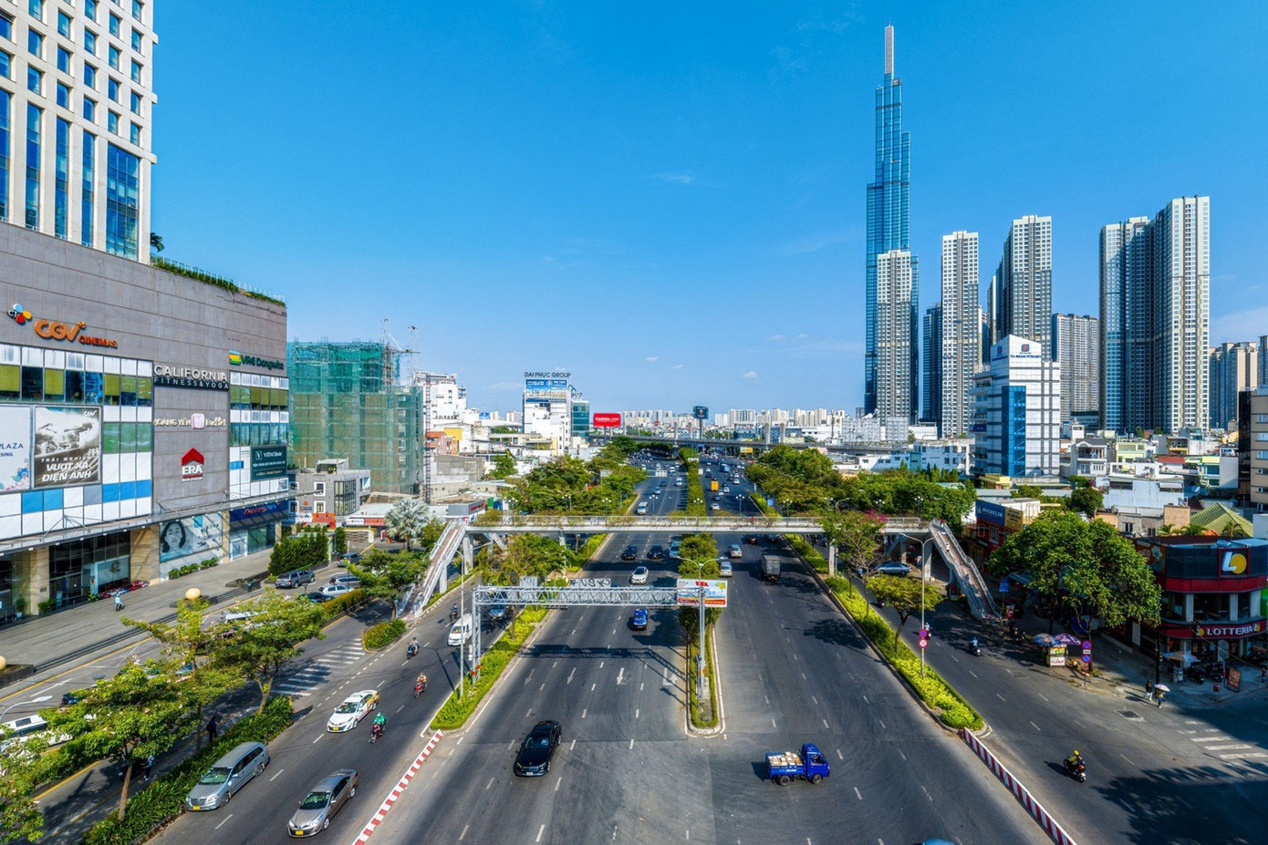 Nhiều cầu vượt bộ hành tại TP.HCM được xây dựng tại các nút giao thông, đại lộ đông đúc nhưng trên thực tế vẫn vắng người qua lại. Nhiều cầu vượt bộ hành tại TP.HCM được xây dựng tại các nút giao thông, đại lộ đông đúc nhưng trên thực tế vẫn vắng người qua lại.