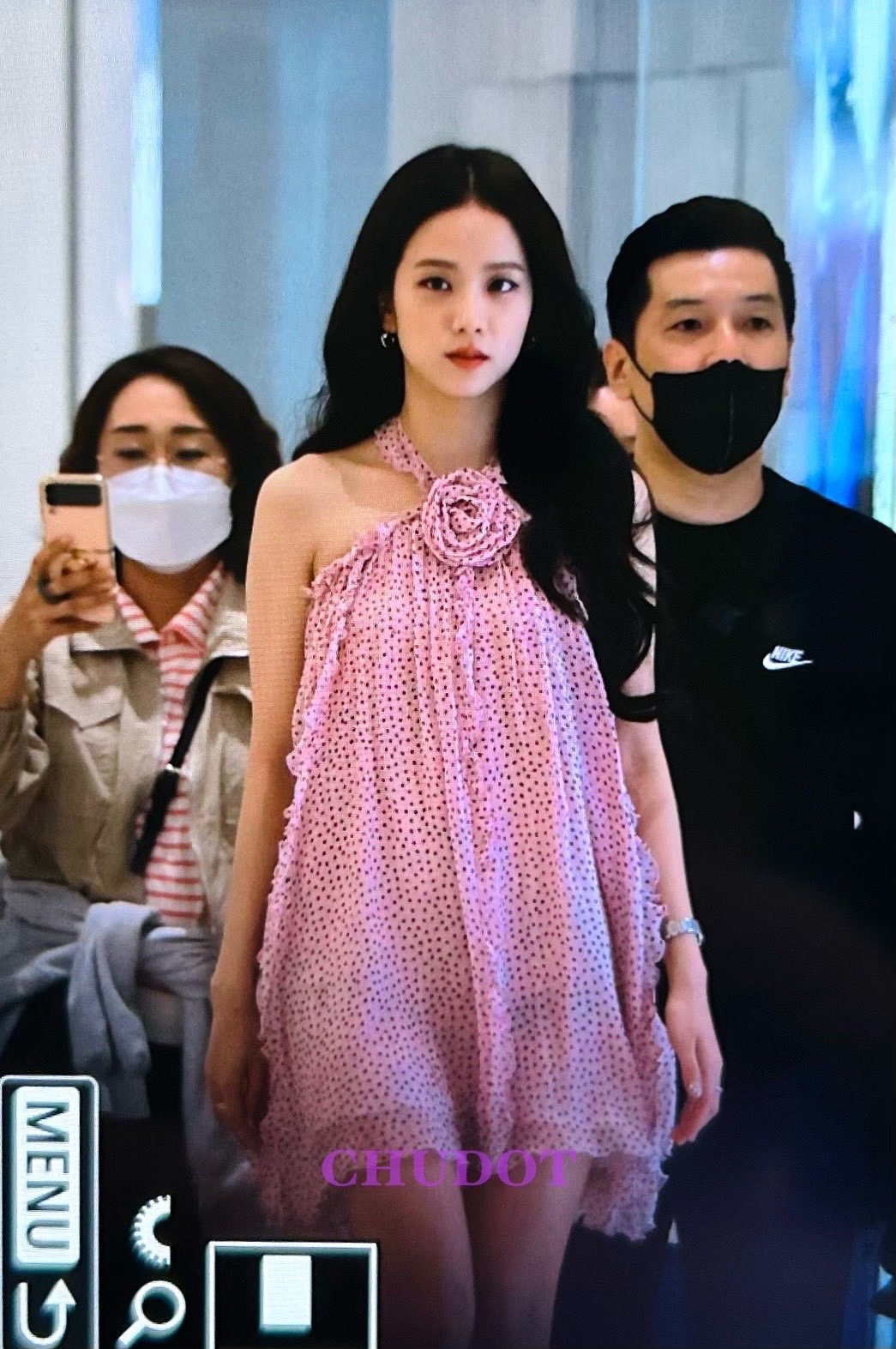 Sự xuất hiện của Jisoo đã khiến trung tâm thương mại chật kín người. Chương trình ký tặng fan trở nên đông đúc và sôi nổi hơn bao giờ hết.