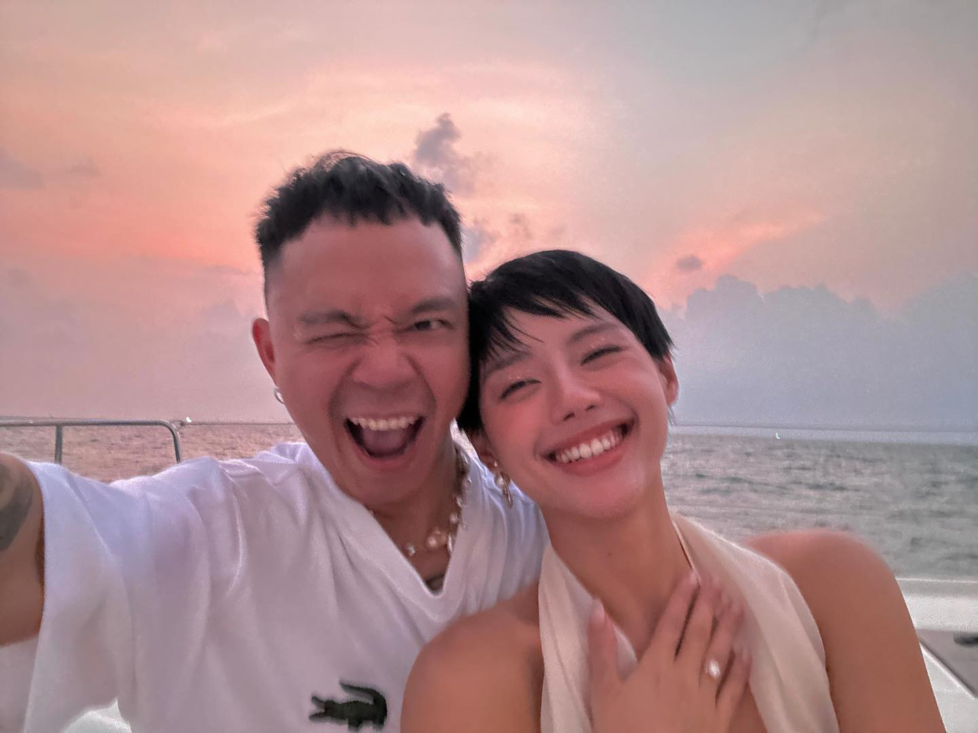 Khánh Linh được bạn trai cầu hôn trên đảo Phú Quốc. Khánh Linh được bạn trai cầu hôn trên đảo Phú Quốc.