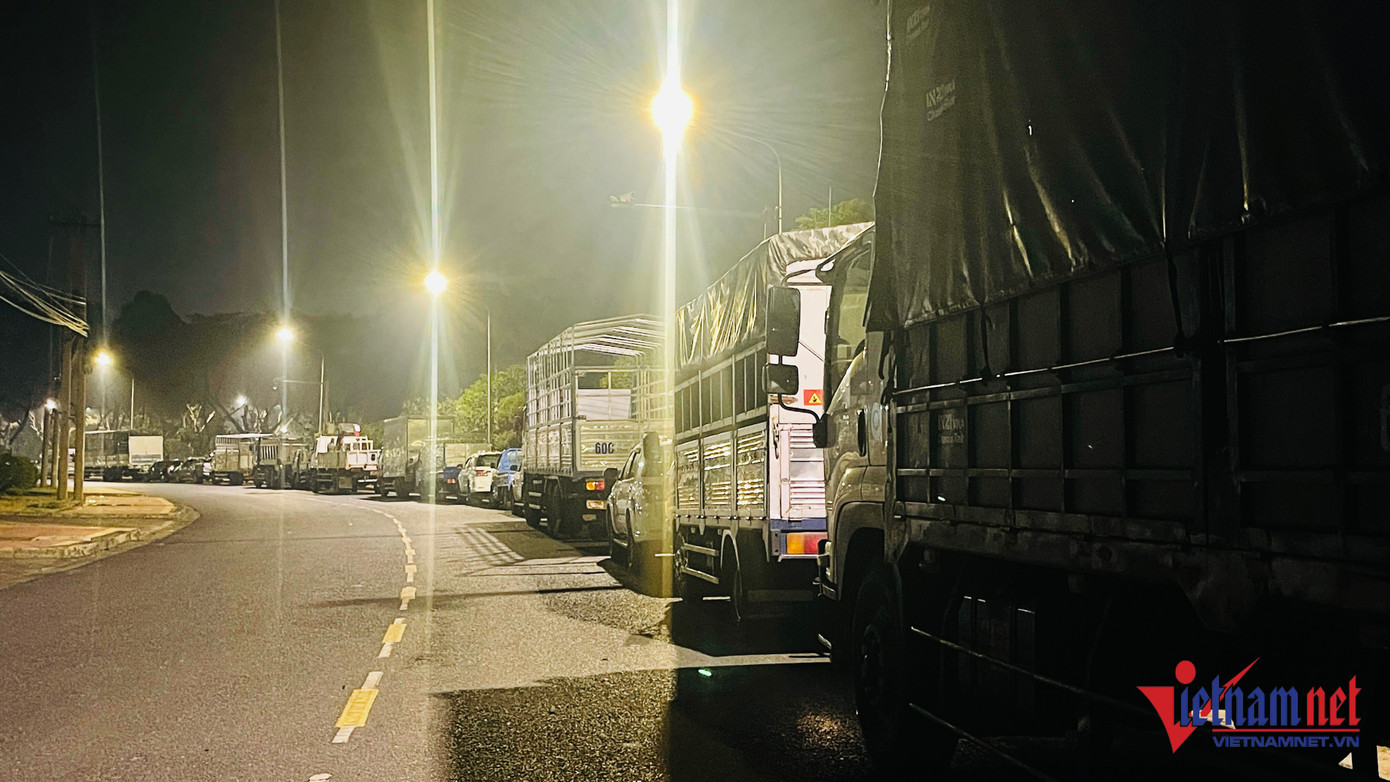 Các phương tiện xếp hàng dài từ sáng sớm chờ tới lượt đăng kiểm. Ảnh: H.A Các phương tiện xếp hàng dài từ sáng sớm chờ tới lượt đăng kiểm. Ảnh: H.A