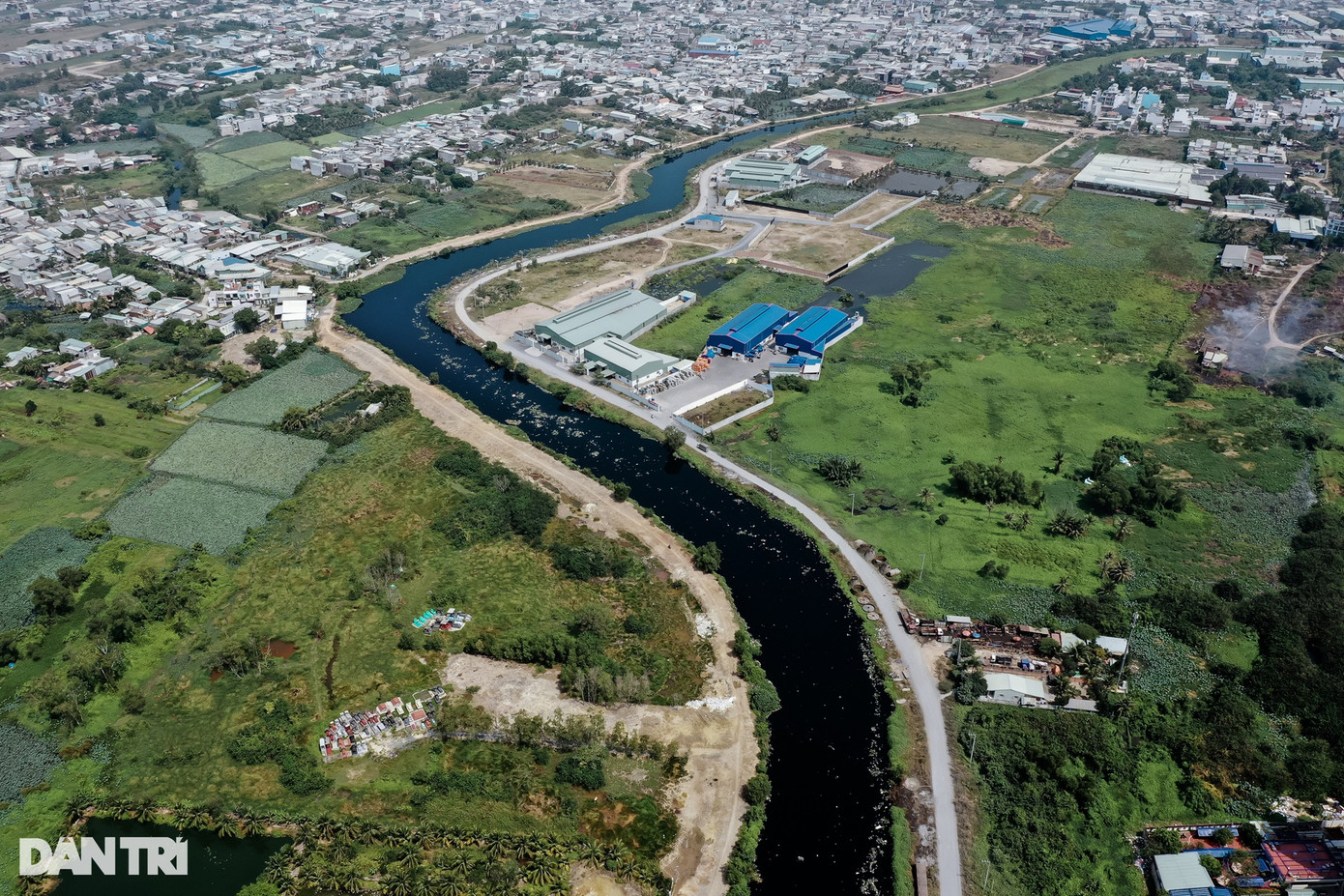 Nhìn từ trên cao, kênh Tham Lương đoạn qua địa bàn quận Bình Tân ô nhiễm nặng, nước đen kịt, rác thải trôi đầy kênh. Hai bờ kênh là tuyến đường dân sinh được làm tạm để người dân đi lại. Nhìn từ trên cao, kênh Tham Lương đoạn qua địa bàn quận Bình Tân ô nhiễm nặng, nước đen kịt, rác thải trôi đầy kênh. Hai bờ kênh là tuyến đường dân sinh được làm tạm để người dân đi lại.