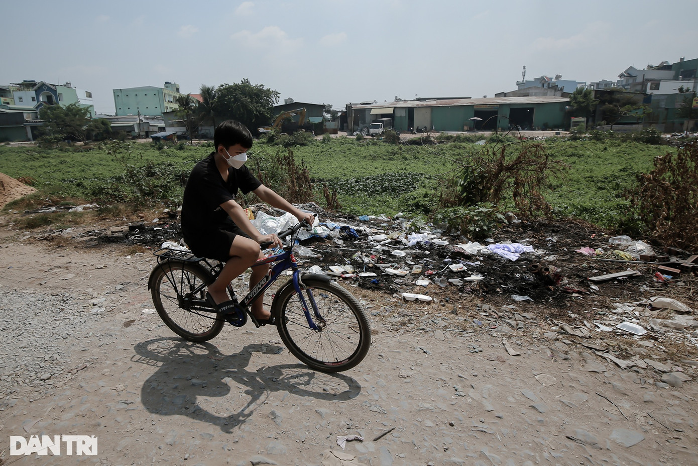 Ở huyện Bình Chánh, dọc hai bờ kênh Tham Lương xuất hiện tình trạng người dân vô tư mang rác đến vứt, gây ô nhiễm môi trường, mất mỹ quan đô thị. Anh Hòa (người dân địa phương) cho biết đã nhiều lần tự thu gom rác để đốt bớt. "Họ thường mang rác đến đổ vào ban đêm nên khó có ai canh chừng, quản lý được. Hy vọng sau khi cải tạo tuyến kênh này, tình trạng xả rác bừa bãi sẽ không tiếp diễn nữa", anh Hòa nói. Ở huyện Bình Chánh, dọc hai bờ kênh Tham Lương xuất hiện tình trạng người dân vô tư mang rác đến vứt, gây ô nhiễm môi trường, mất mỹ quan đô thị. Anh Hòa (người dân địa phương) cho biết đã nhiều lần tự thu gom rác để đốt bớt. "Họ thường mang rác đến đổ vào ban đêm nên khó có ai canh chừng, quản lý được. Hy vọng sau khi cải tạo tuyến kênh này, tình trạng xả rác bừa bãi sẽ không tiếp diễn nữa", anh Hòa nói.