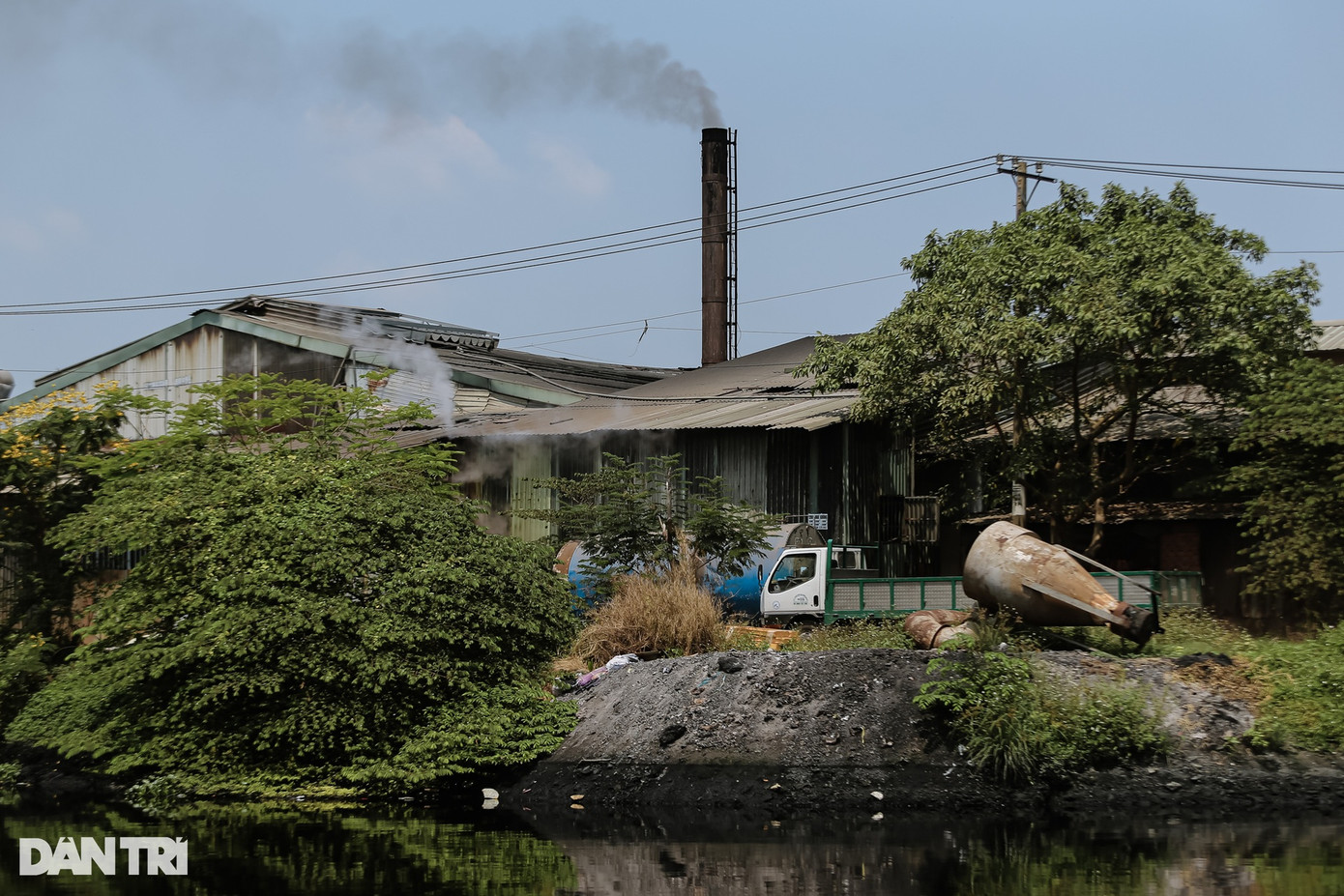 Theo dòng chảy kênh Tham Lương từ sông Sài Gòn qua các quận, huyện đến sông Chợ Đệm, không khó để bắt gặp hình ảnh nước thải sinh hoạt được xả trực tiếp xuống kênh. Ghi nhận của PV Dân Trí, tình trạng này xảy ra nhiều hơn ở quận 12 và Bình Tân. Theo dòng chảy kênh Tham Lương từ sông Sài Gòn qua các quận, huyện đến sông Chợ Đệm, không khó để bắt gặp hình ảnh nước thải sinh hoạt được xả trực tiếp xuống kênh. Ghi nhận của PV Dân Trí, tình trạng này xảy ra nhiều hơn ở quận 12 và Bình Tân.