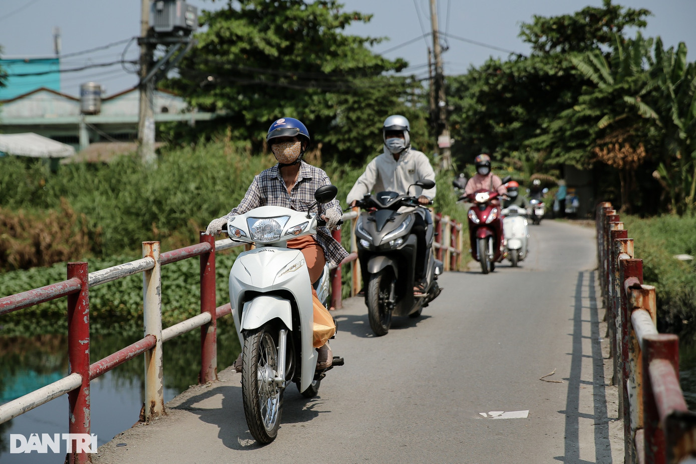 Một cây cầu tạm bắc qua kênh Tham Lương chỉ rộng hơn 1m, việc đi lại của người dân gặp nhiều khó khăn. Theo ban quản lý dự án, các cây cầu tạm sẽ được dỡ bỏ. Toàn tuyến kênh sẽ xây dựng 12 bến thuyền, 3 cầu giao thông và các nút giao thông dọc tuyến. Một cây cầu tạm bắc qua kênh Tham Lương chỉ rộng hơn 1m, việc đi lại của người dân gặp nhiều khó khăn. Theo ban quản lý dự án, các cây cầu tạm sẽ được dỡ bỏ. Toàn tuyến kênh sẽ xây dựng 12 bến thuyền, 3 cầu giao thông và các nút giao thông dọc tuyến.