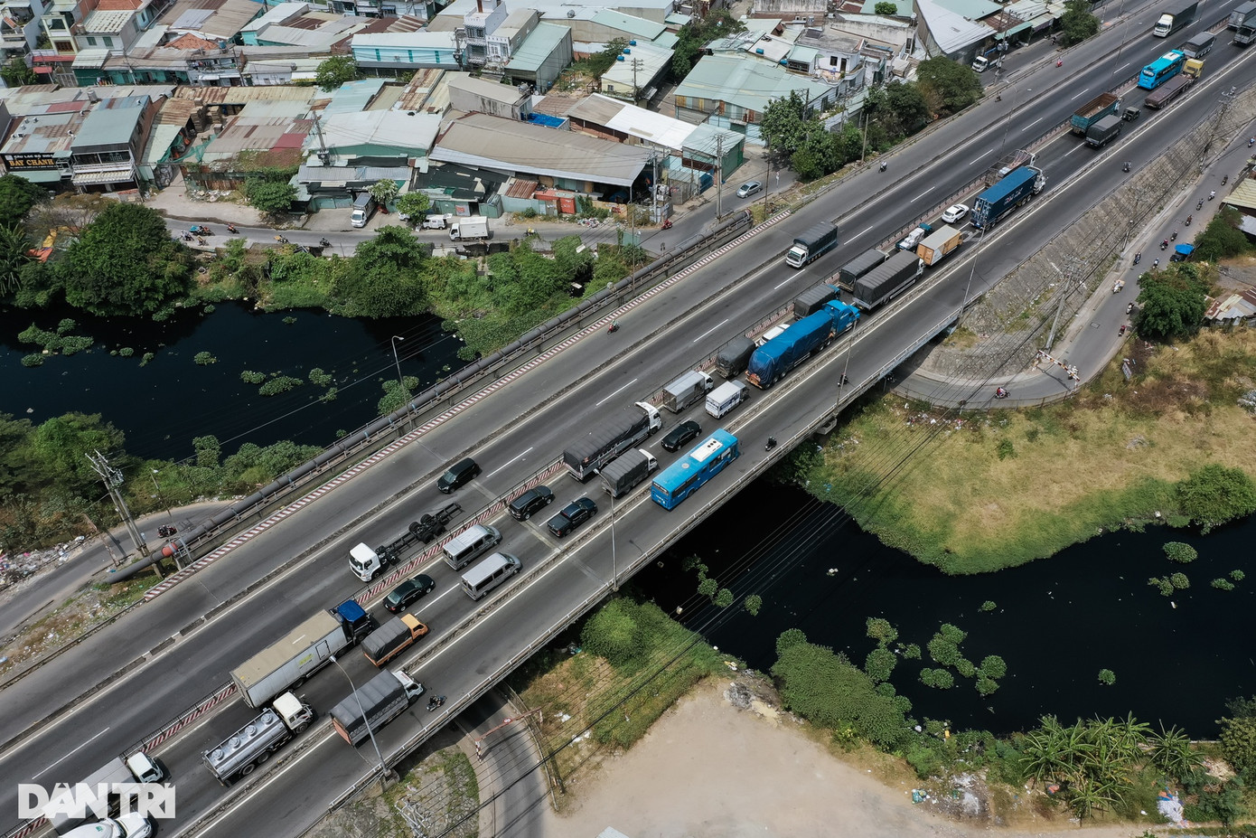 Cầu Bình Thuận (quận Bình Tân) bắt qua kênh Tham Lương thường xuyên ùn tắc giao thông. Dự án cải tạo kênh (giai đoạn 2) với hạng mục xây đường giao thông bề rộng từ 7-12m dọc 2 bên tuyến kênh được kỳ vọng sẽ giảm tải cho quốc lộ 1, giải quyết tình trạng ùn ứ phương tiện trên cầu. Cầu Bình Thuận (quận Bình Tân) bắt qua kênh Tham Lương thường xuyên ùn tắc giao thông. Dự án cải tạo kênh (giai đoạn 2) với hạng mục xây đường giao thông bề rộng từ 7-12m dọc 2 bên tuyến kênh được kỳ vọng sẽ giảm tải cho quốc lộ 1, giải quyết tình trạng ùn ứ phương tiện trên cầu.