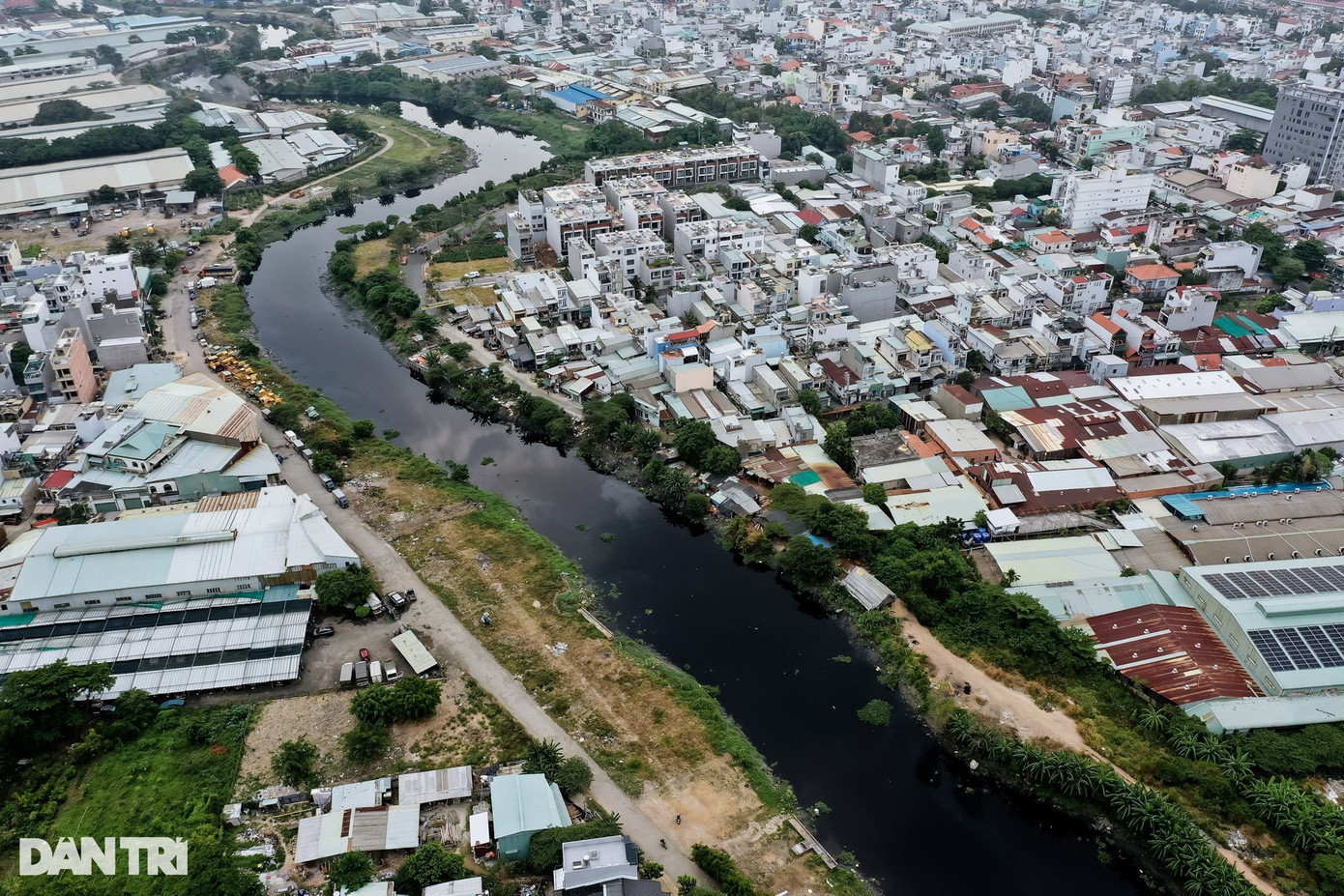 Từ khi giai đoạn 1 của dự án xây dựng hạ tầng và cải tạo môi trường kênh Tham Lương - Bến Cát và rạch Nước Lên hoàn thành, tình trạng ô nhiễm vẫn hiện hữu, rác thải tràn lan, nước kênh đen kịt, đường sá xuống cấp... Sau gần 7 năm, ngày 23/2 vừa qua, dự án đã khởi công giai đoạn 2 trong niềm vui, sự phấn khởi và kỳ vọng của người dân. Giấc mơ xanh hóa dòng kênh của người dân sắp thành hiện thực khi dự án hoàn thành vào năm 2025. Từ khi giai đoạn 1 của dự án xây dựng hạ tầng và cải tạo môi trường kênh Tham Lương - Bến Cát và rạch Nước Lên hoàn thành, tình trạng ô nhiễm vẫn hiện hữu, rác thải tràn lan, nước kênh đen kịt, đường sá xuống cấp... Sau gần 7 năm, ngày 23/2 vừa qua, dự án đã khởi công giai đoạn 2 trong niềm vui, sự phấn khởi và kỳ vọng của người dân. Giấc mơ xanh hóa dòng kênh của người dân sắp thành hiện thực khi dự án hoàn thành vào năm 2025.