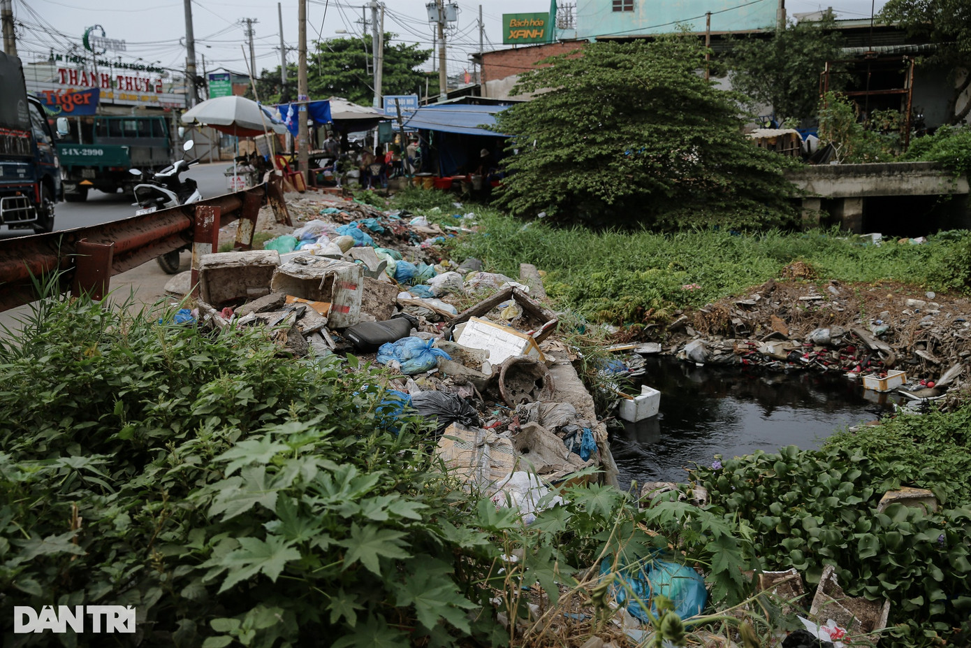 Tại khu vực cầu Bến Lội (quận Bình Tân), rác thải chất đống ven bờ kênh. Người dân địa phương cho biết, vào mùa mưa cách đây 2 năm, rác động ở miệng cống khiến nước thoát không kịp, ngập sâu, khiến một người chết vì bị nước cuốn trôi. Tại khu vực cầu Bến Lội (quận Bình Tân), rác thải chất đống ven bờ kênh. Người dân địa phương cho biết, vào mùa mưa cách đây 2 năm, rác động ở miệng cống khiến nước thoát không kịp, ngập sâu, khiến một người chết vì bị nước cuốn trôi.